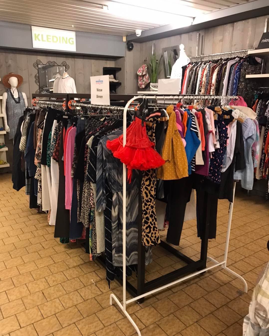 WhatsApp Image 2026-03-18 at 05.38.09 (7) Kleding rek met gebruikte kleding